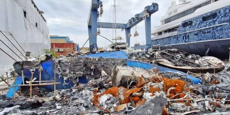 Ostaci plovila izgorjelih u medulinskoj luci i nakon pet mjeseci leže razasuti u pulskoj luci i ugrožavaju zdravlje!