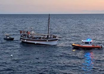 PLOVIO PREBLIZU OBALE? Turistički brod pun putnika zapleo se u konop, more ga nosilo prema stijenama