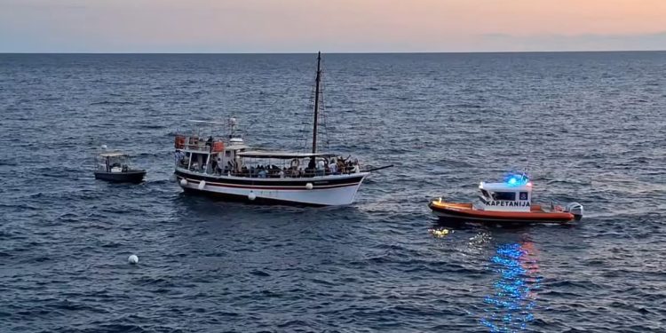 PLOVIO PREBLIZU OBALE? Turistički brod pun putnika zapleo se u konop, more ga nosilo prema stijenama