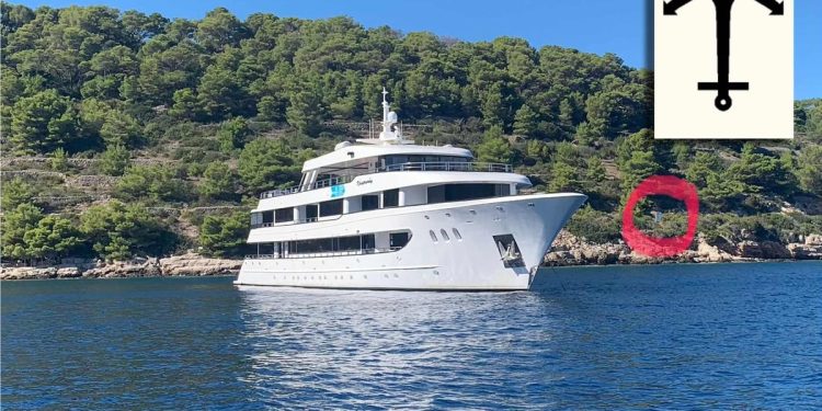 POBOGU, JE LI IH ITKO KONTROLIRA?!? Mini kruzer na Visu usidren pored znaka “zabranjeno sidrenje”