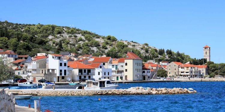 POČELO JE Zbog protupravne gradnje policija digla kaznenu prijavu protiv žene u Tisnom