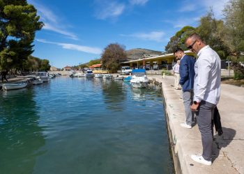 PRODUŽUJE SE TROGIRSKA RIVA Uređuje se pojas od Lokvica do starog kamenog mosta