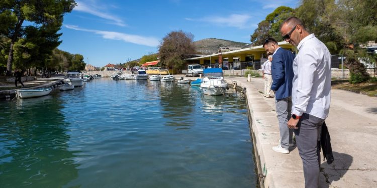 PRODUŽUJE SE TROGIRSKA RIVA Uređuje se pojas od Lokvica do starog kamenog mosta