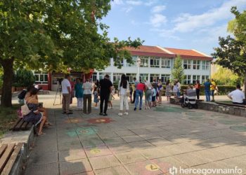 PRVI DAN ŠKOLE U istočnoj Hercegovini više učenika nego lani, u Trebinju nakon 13 godina upisana 4 odjeljenja prvašića