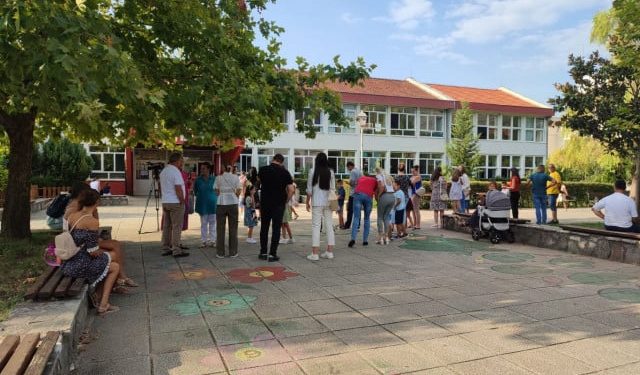 PRVI DAN ŠKOLE U istočnoj Hercegovini više učenika nego lani, u Trebinju nakon 13 godina upisana 4 odjeljenja prvašića