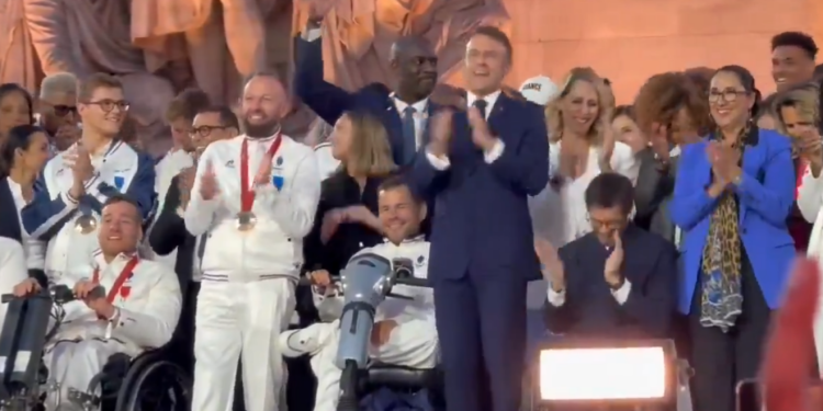 Pa je li moguće: Macron u društvu paraolimpijaca poveo pjesmu ‘Tko ne skače nije Francuz’