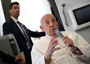 Papa se protivi i Trumpu i Harrisu — RT World News