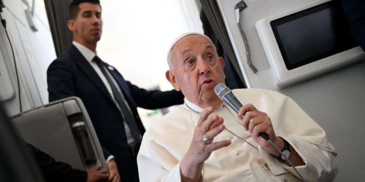 Papa se protivi i Trumpu i Harrisu — RT World News