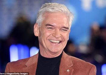 Phillip Schofield ‘uporno je odbijao more velikih novčanih TV ponuda prije nego što se prijavio za Cast Away’ – dok se sprema podijeliti svoju ‘nelektoriranu i iskrenu’ priču