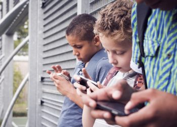 Počinje školska godina: Sve više država učenicima zabranjuje mobitele