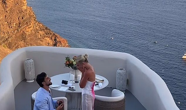 Pogledajte trenutak u kojem je nogometna zvijezda Josh Daicos zaprosio svoju partnericu na jednoj od najromantičnijih zamislivih lokacija