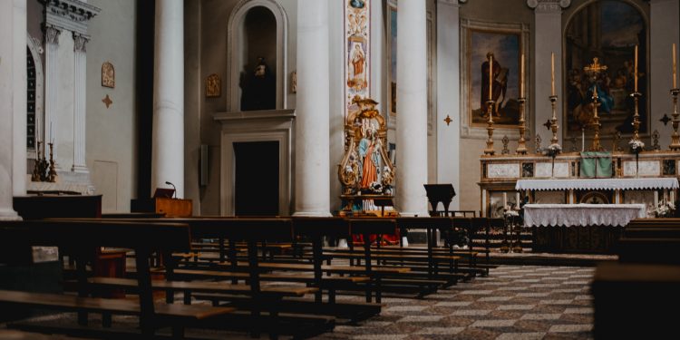 Policija kod Benkovca upala u crkvu i pred župljanima odvela svećenika: Cure neugodni detalji