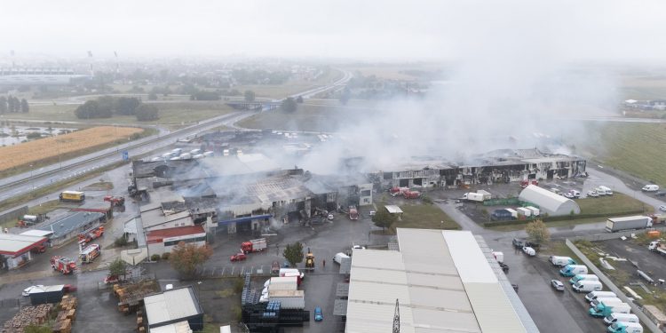Policija otkrila što je bio uzrok velikog požara skladišta u Osijeku: To je bilo dovoljno
