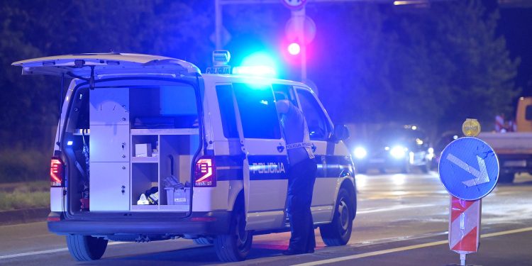 Policijska potjera završila teškom nesrećom: Vozač se zabio u stup, ozlijeđeno 10 osoba