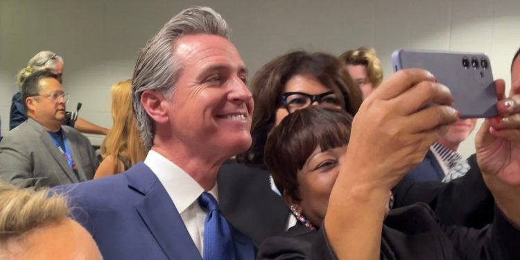 Ponovno na tragu: glavni Bidenov surogat Newsom sada vodi kampanju za Harrisa