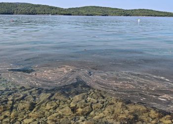 Popularno hrvatsko ljetovalište ima problem: U moru se pojavila ljigava sluz