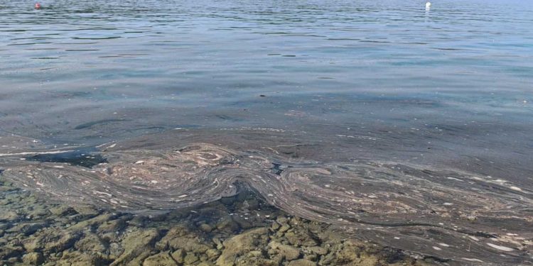 Popularno hrvatsko ljetovalište ima problem: U moru se pojavila ljigava sluz