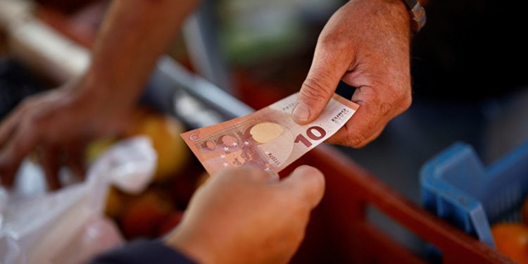 Potrošači u eurozoni očekuju brži rast inflacije od plaća