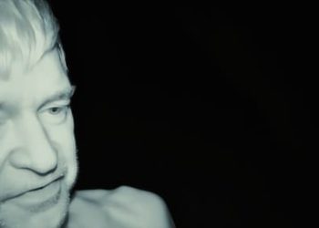 Prestrašeni Phillip Schofield bori se s bijesnom olujom u novom teaser videu za svoju emisiju Cast Away dok priznaje da se ‘desila katastrofa’