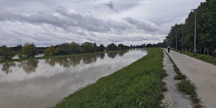 Priroda pokazal svoju snagu: Pogledajte kako izgleda savski nasip, stigla poruka stručnjaka