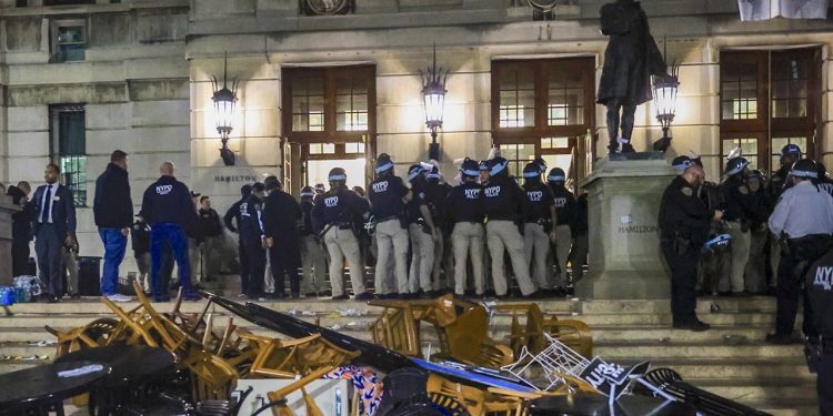 Privremeni predsjednik Kolumbije ispričava se prosvjednicima koji su okupirali kampus za ‘povredu’ koju je prouzročila NYPD