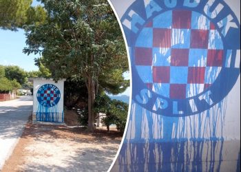 Prizor iz Dalmacije. Netko je plavom bojom prelio grb Hajduka