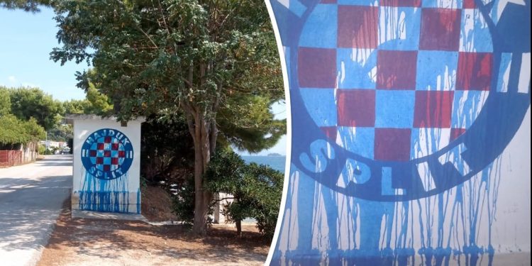 Prizor iz Dalmacije. Netko je plavom bojom prelio grb Hajduka