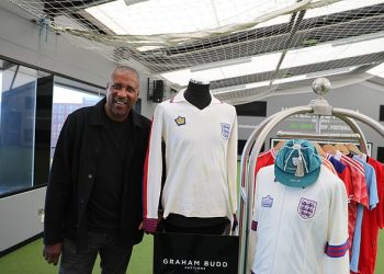 Prvi crni igrač Engleske Viv Anderson prodaje majicu i kapu sa svog debija u Tri lava kao dio kolekcije memorabilija koja će postići više od 100.000 funti