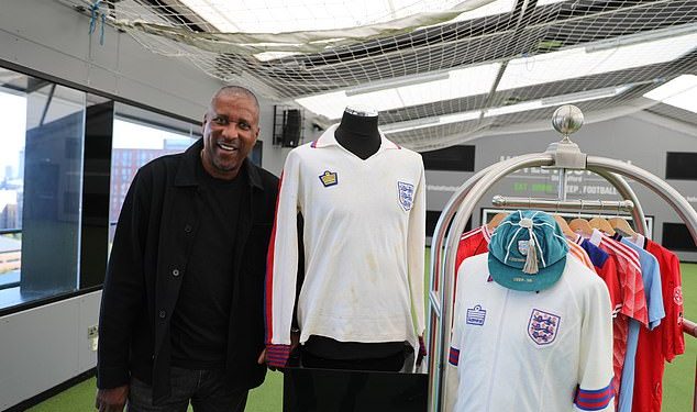 Prvi crni igrač Engleske Viv Anderson prodaje majicu i kapu sa svog debija u Tri lava kao dio kolekcije memorabilija koja će postići više od 100.000 funti