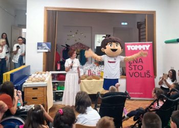 Prvi je dan škole, a djecu iz Slave Raškaj posjetio je poseban gost: “Sigurna sam da će im ovo ostati zauvijek u sjećanju”