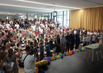 Puljak posjetio OŠ “Žnjan – Pazdigrad” za prvi dan nastave. Na početku predstave za prvašiće intonirana himna