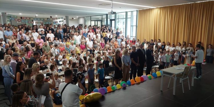 Puljak posjetio OŠ “Žnjan – Pazdigrad” za prvi dan nastave. Na početku predstave za prvašiće intonirana himna