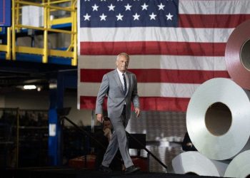 RFK Jr ismijava Kamalu Harris skandiranjem ‘srednja klasa’ na skupu u Michiganu