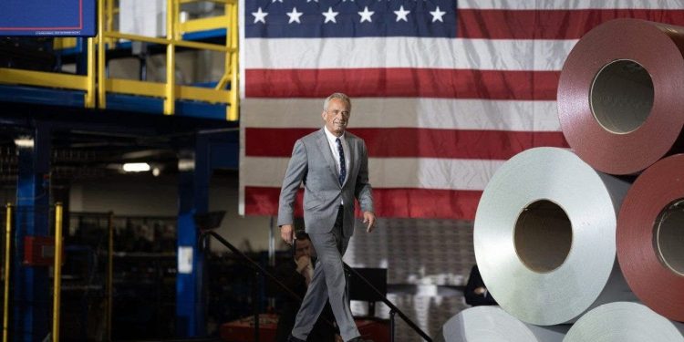 RFK Jr ismijava Kamalu Harris skandiranjem ‘srednja klasa’ na skupu u Michiganu