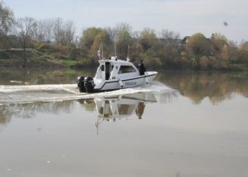 RIZIČNI POKUŠAJ PRELASKA Policija spasila migrante iz tonućeg čamca na rijeci Savi