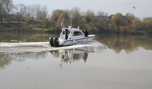 RIZIČNI POKUŠAJ PRELASKA Policija spasila migrante iz tonućeg čamca na rijeci Savi