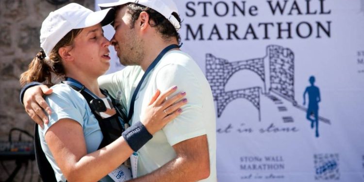 ROMANTIKA I SPORT Protrčali zajedno kroz cilj maratona u Stonu pa se