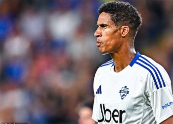 Raphael Varane najavljuje svoje šokantno povlačenje iz nogometa, sa samo 31 godinom – nakon što je bivša zvijezda Man Uniteda i Real Madrida pretrpjela ozbiljnu ozljedu koljena na svom debiju za Como prošlog mjeseca