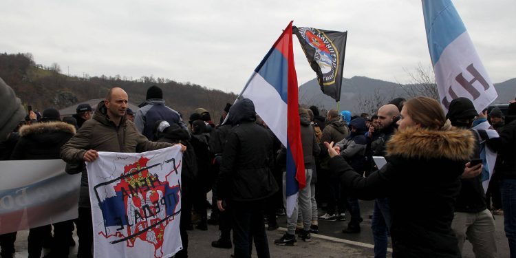 Rastu tenzije na Kosovu, Srbi blokirali ceste: ‘Ovo su fašističke metode’