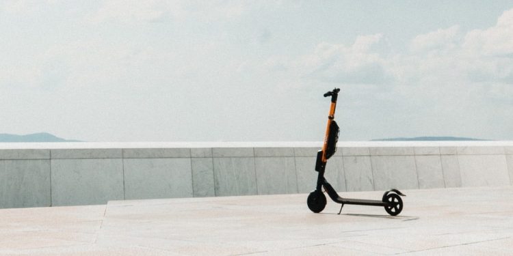 Romobilom u Selcu bez kacige i sa slušalicama na glavi pretjecao policiju