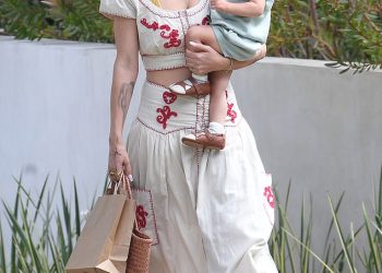 Rumer Willis nosi svoje dijete dok se ponovno susreće s bivšim Derekom Richardom Thomasom… nakon što je uočena kako se ljubi s tajanstvenim muškarcem