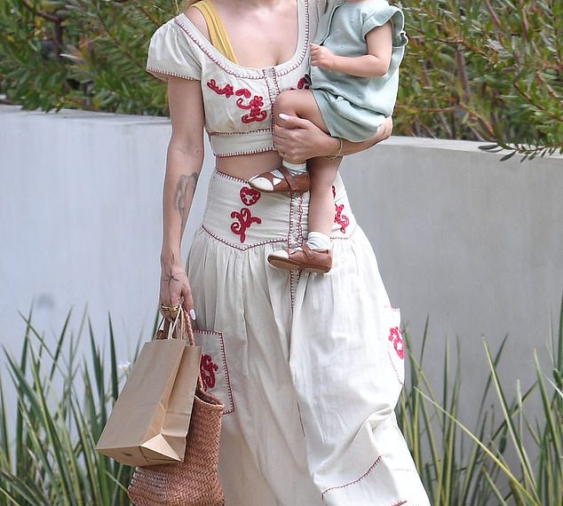 Rumer Willis nosi svoje dijete dok se ponovno susreće s bivšim Derekom Richardom Thomasom… nakon što je uočena kako se ljubi s tajanstvenim muškarcem