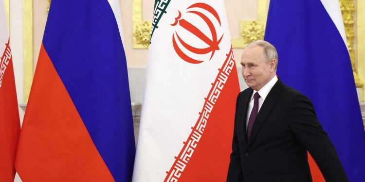 Ruski Šojgu sletio je u Iran zbog zabrinutosti SAD-a i UK-a oko navodnog nuklearnog sporazuma