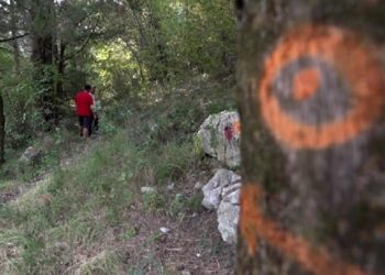 SITUACIJA JE OPASNA Netko je kod Omiša iscrtao lažne planinarske oznake koje vode u provaliju