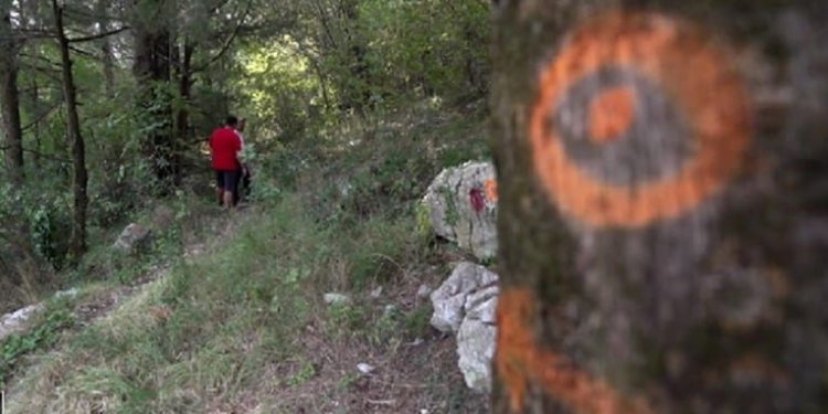 SITUACIJA JE OPASNA Netko je kod Omiša iscrtao lažne planinarske oznake koje vode u provaliju