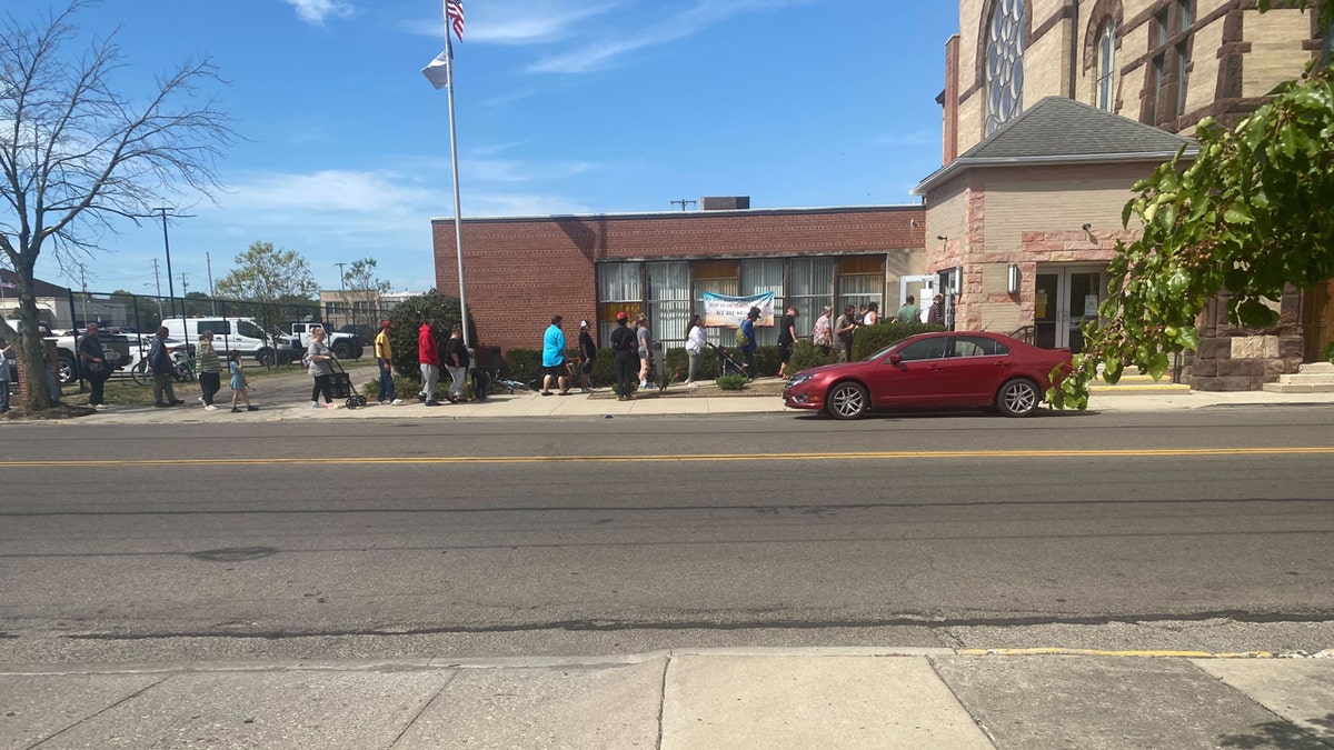 Ljudi se vide kako stoje u redu ispred spremišta hrane Saint Johns Lutheran Church u Springfieldu, Ohio.