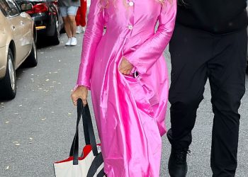 Sarah Jessica Parker je vizija u jarko ružičastoj haljini tijekom snimanja filma And Just Like That… u New Yorku