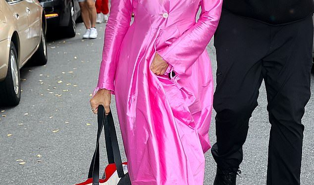 Sarah Jessica Parker je vizija u jarko ružičastoj haljini tijekom snimanja filma And Just Like That… u New Yorku