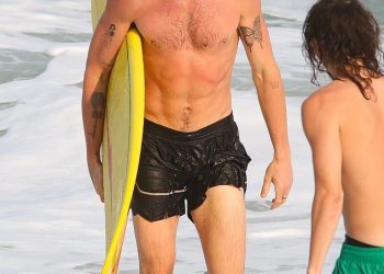 Shawn Mendes pokazuje fit stas dok bez majice odlazi na plažu u Brazilu uoči koncerta Rock In Rio