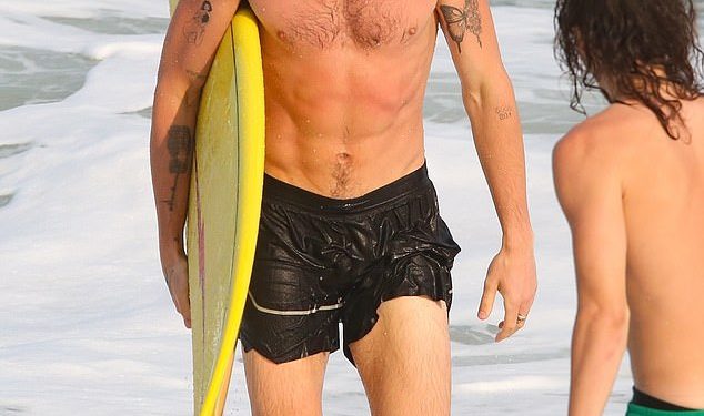 Shawn Mendes pokazuje fit stas dok bez majice odlazi na plažu u Brazilu uoči koncerta Rock In Rio